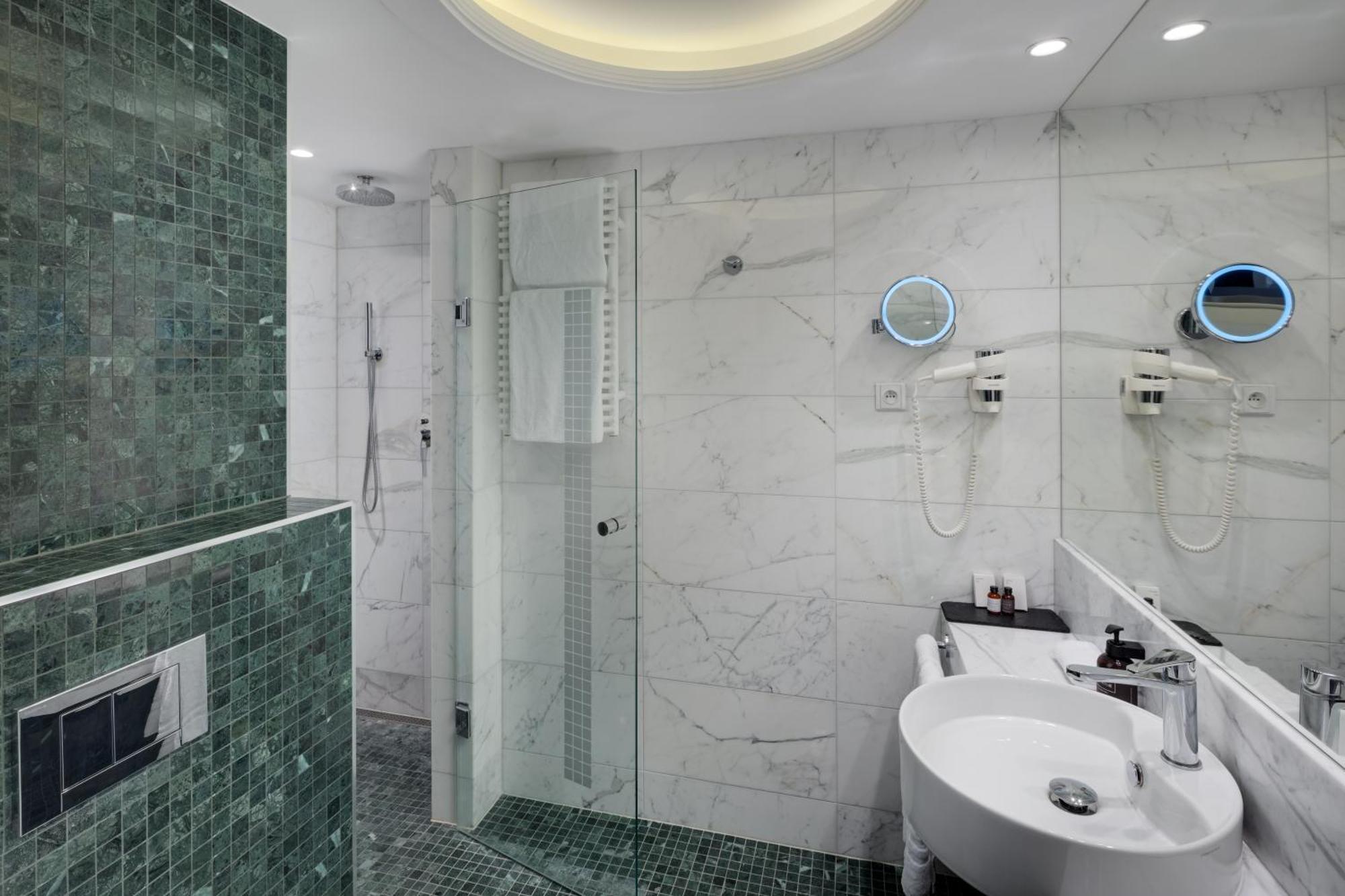 Savoy 4*
